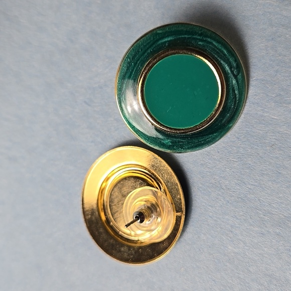 Elegant gold tone Green enamel Stud Earrings - Picture 6 of 8